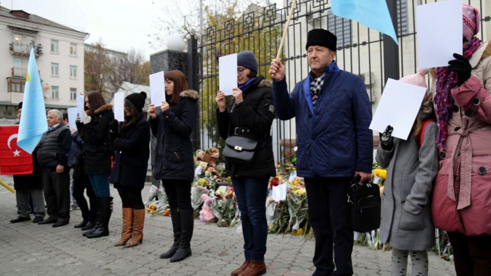 Под зданием посольства РФ в Киеве прошла акция против репрессий в Крыму. Фоторепортаж