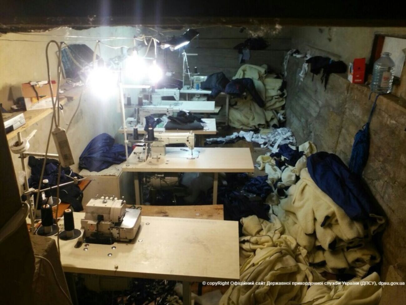 В подпольном цехе были оборудованы восемь пошивочных мест