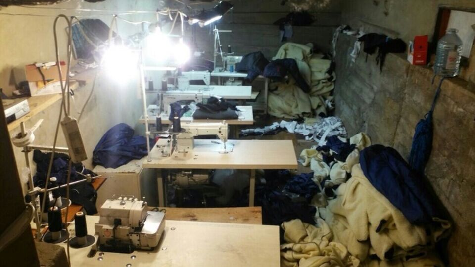 В подпольном цехе были оборудованы восемь пошивочных мест