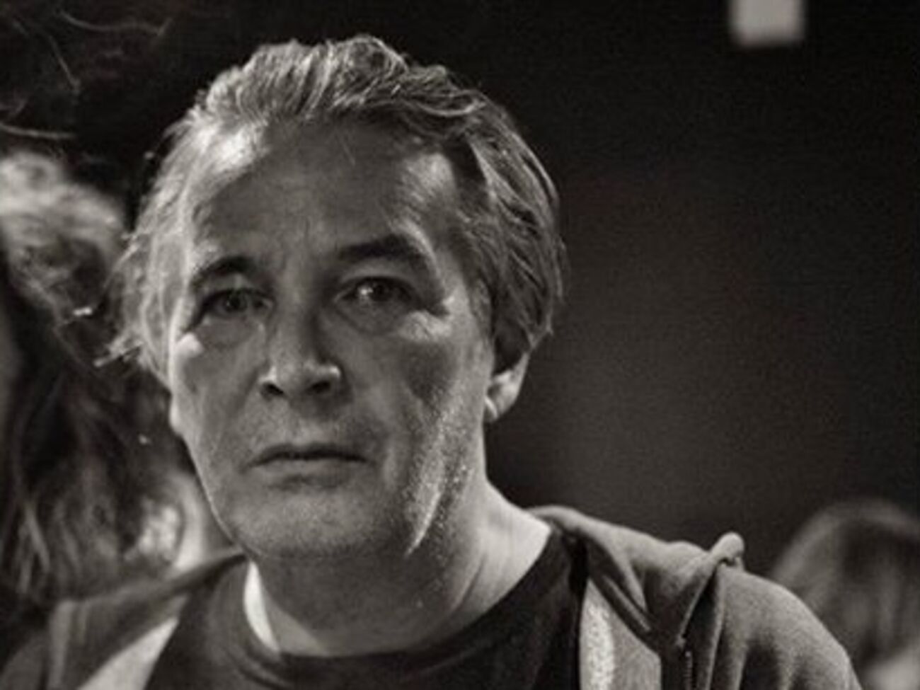 Орлуша: Надоело, к подъезду идя, темноты бояться, Надоело, идя по мосту, ждать расстрела в спину. Вы хотите правды? И сам я хочу признаться: Я своею страной считаю давно Украину!