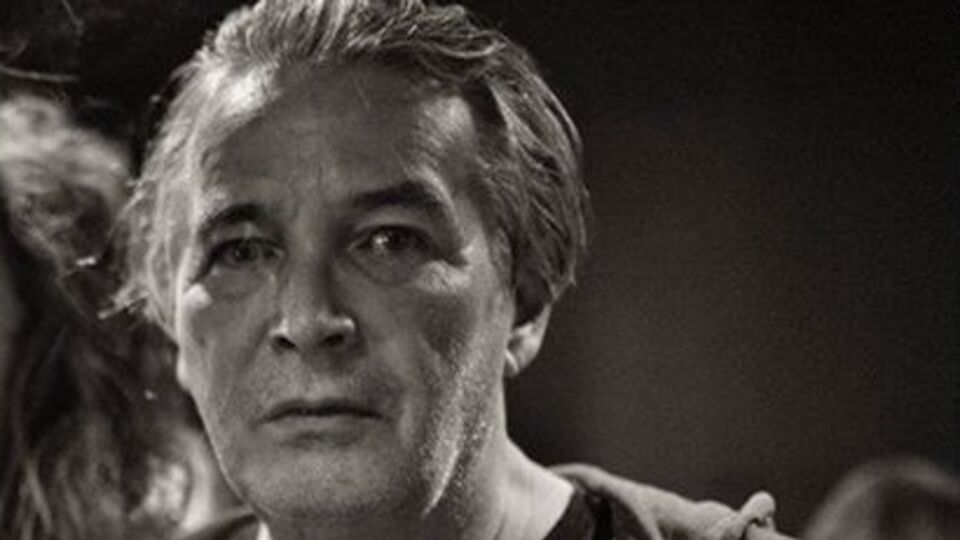 Орлуша: Надоело, к подъезду идя, темноты бояться, Надоело, идя по мосту, ждать расстрела в спину. Вы хотите правды? И сам я хочу признаться: Я своею страной считаю давно Украину!