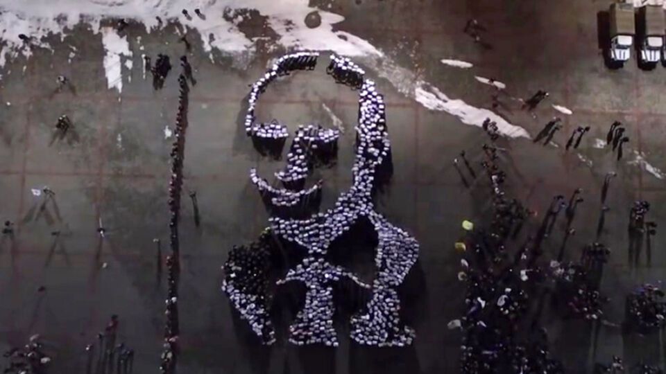 Челябинские студенты приветствуют президента России Владимира Путина