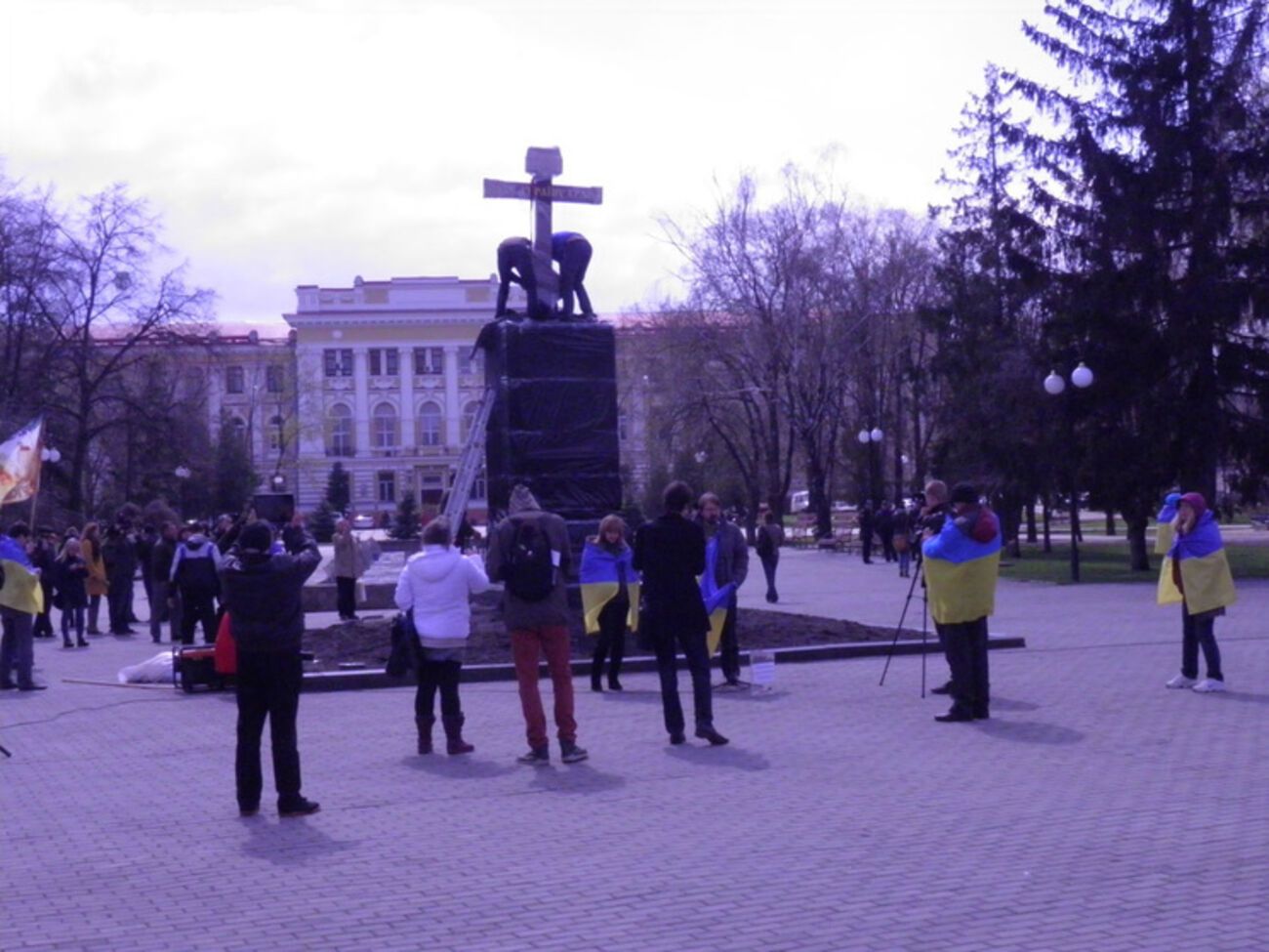 Площадь Руднева во время акции "Громадської варти" после сноса памятника