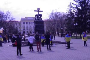 Площадь Руднева во время акции "Громадської варти" после сноса памятника