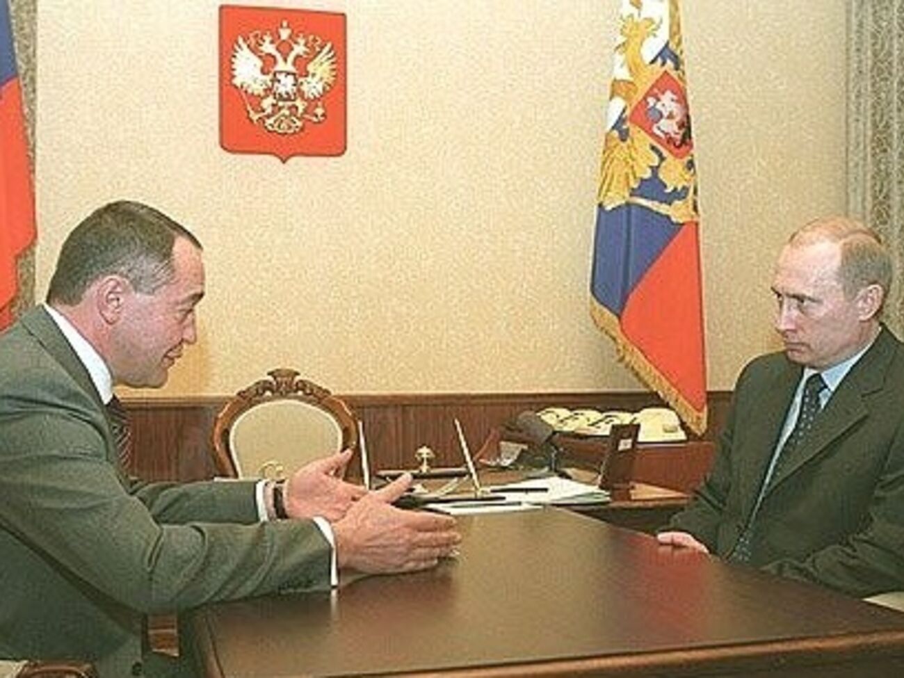 Сенатор Виккер утверждает, что долларовые активы и резиденции покойный Лесин приобрел, когда состоял на государственной службе