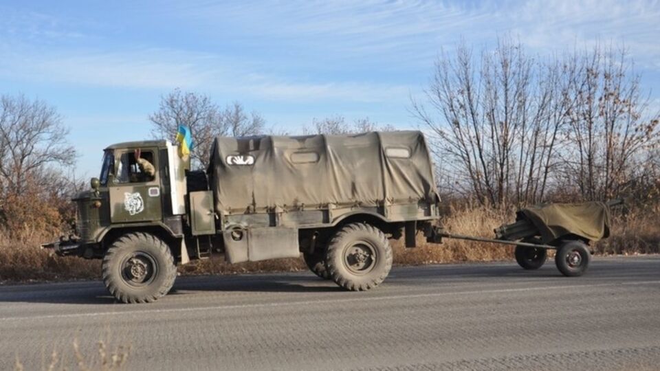 Украинские военные отводят вооружение калибром до 100 мм