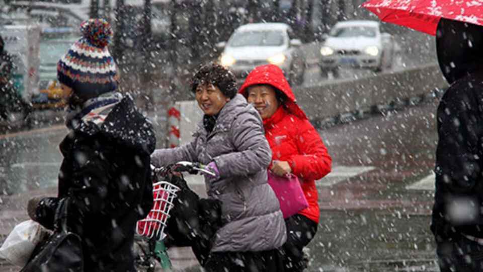 Обильный снегопад парализовал движение в Китае