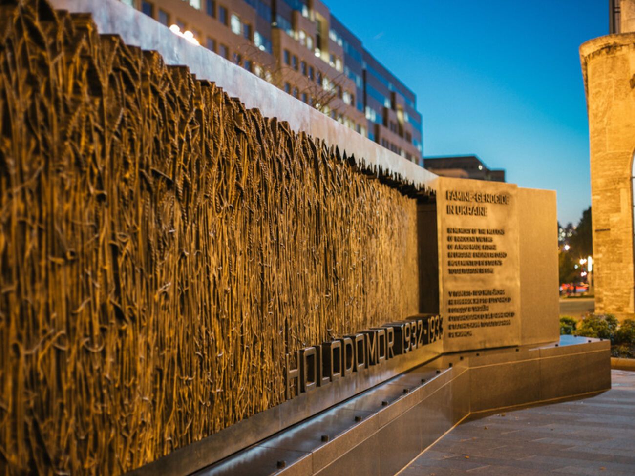 Мемориал установлен неподалеку от здания Конгресса