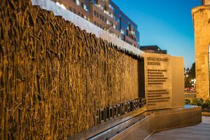 Мемориал установлен неподалеку от здания Конгресса
