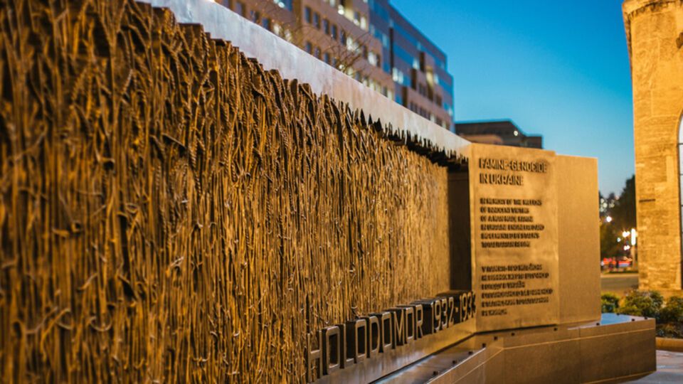 Мемориал установлен неподалеку от здания Конгресса