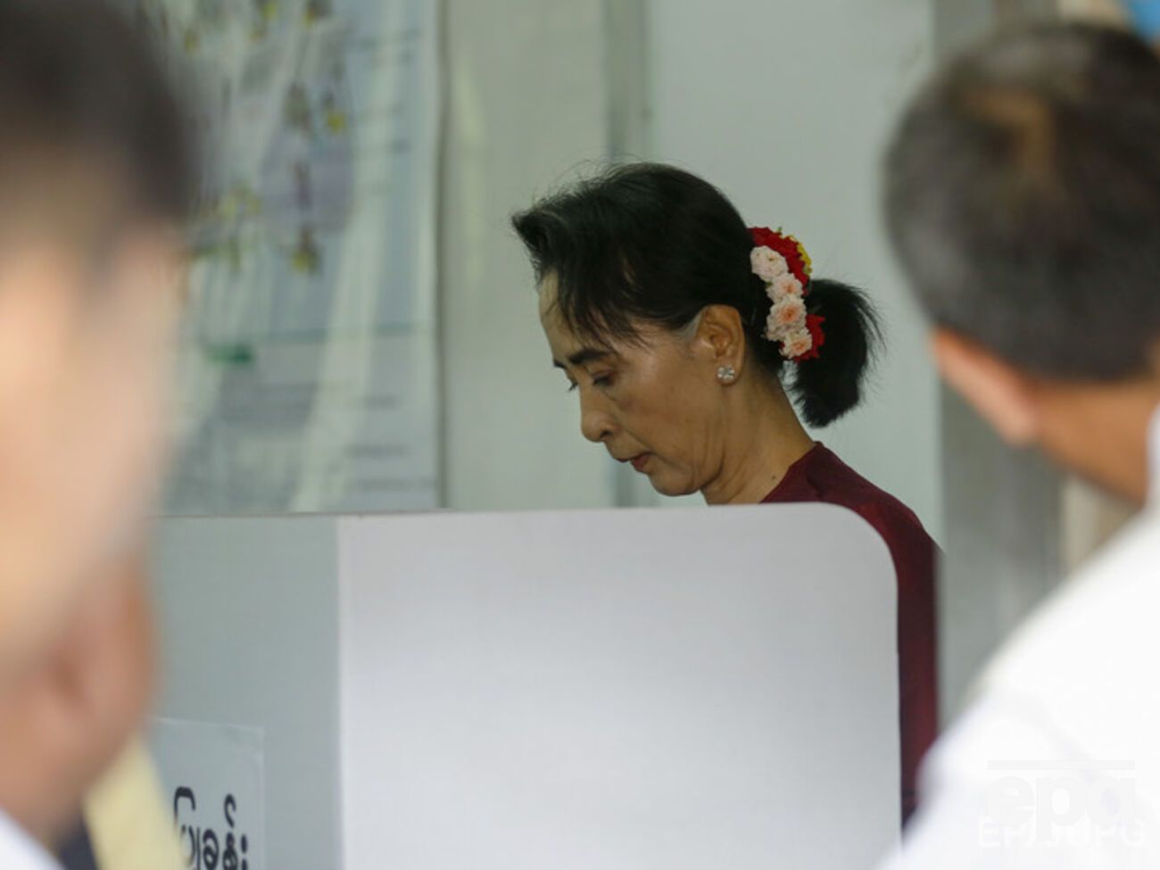 Лидер оппозиции Аун Сан Су Чжи голосует на парламентских выборах в столице Мьянмы Янгуне