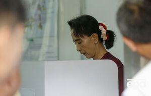Лидер оппозиции Аун Сан Су Чжи голосует на парламентских выборах в столице Мьянмы Янгуне