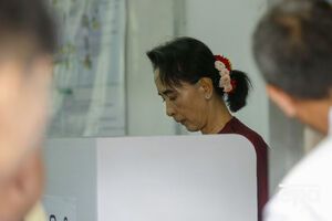 Лидер оппозиции Аун Сан Су Чжи голосует на парламентских выборах в столице Мьянмы Янгуне