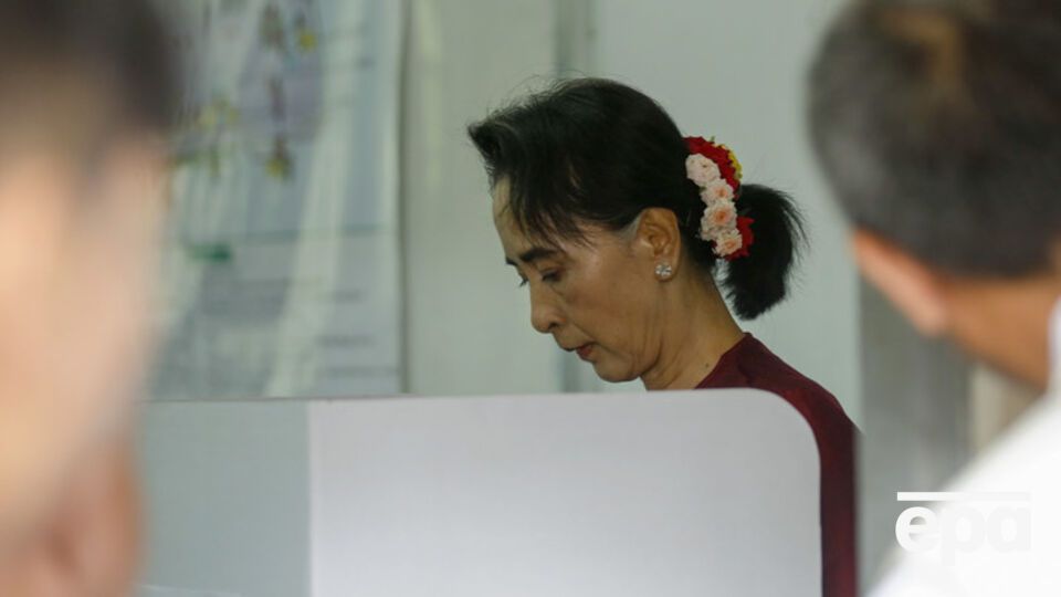 Лидер оппозиции Аун Сан Су Чжи голосует на парламентских выборах в столице Мьянмы Янгуне