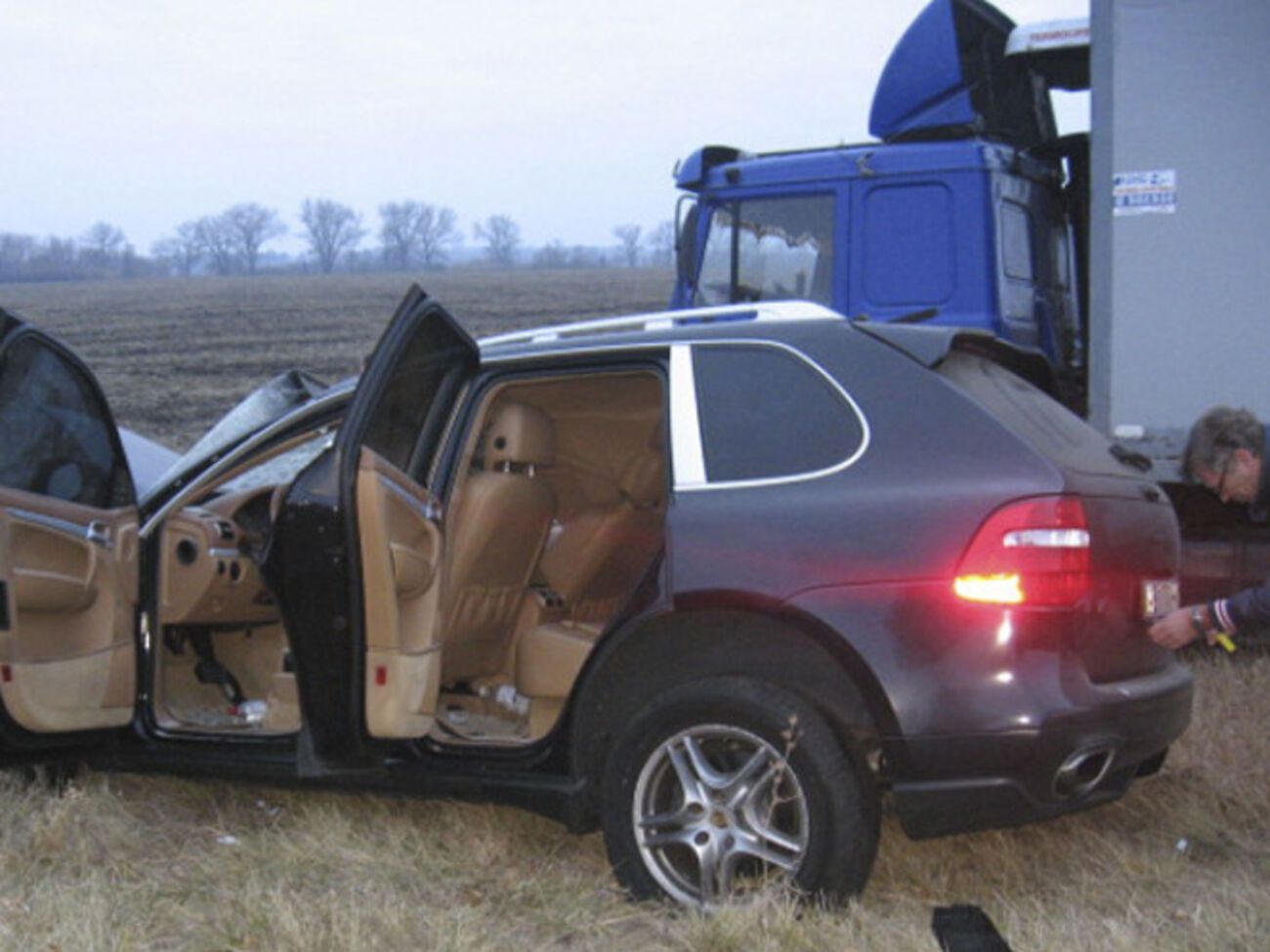 Терехов утверждает, что никаких пачек денег в его машине не было