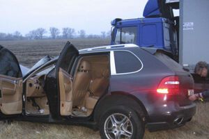 Терехов утверждает, что никаких пачек денег в его машине не было