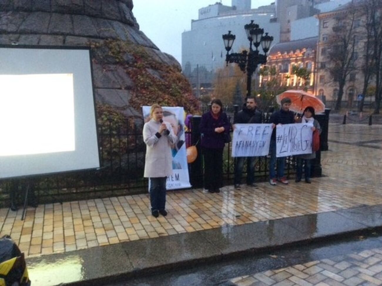 Несмотря на плохую погоду, поздравить Афанасьева пришли около 30 человек