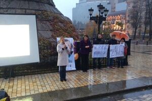 Несмотря на плохую погоду, поздравить Афанасьева пришли около 30 человек