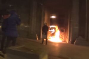 Павленский поджег главный вход здания ФСБ
