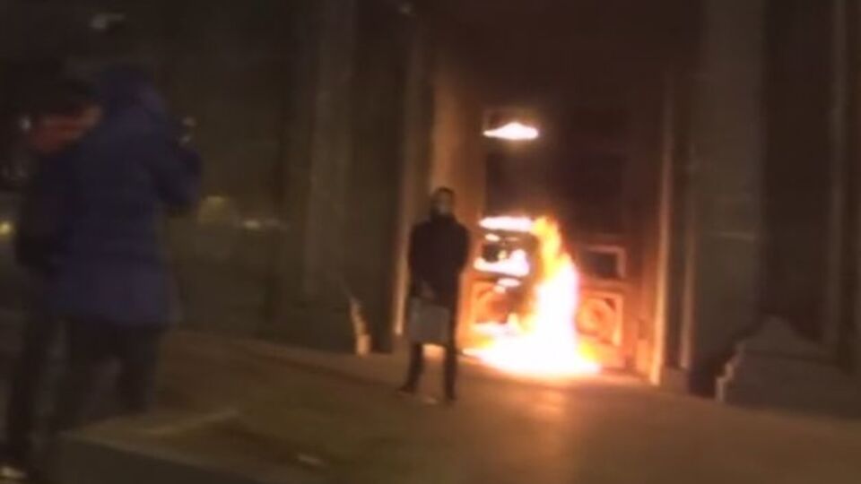 Павленский поджег главный вход здания ФСБ