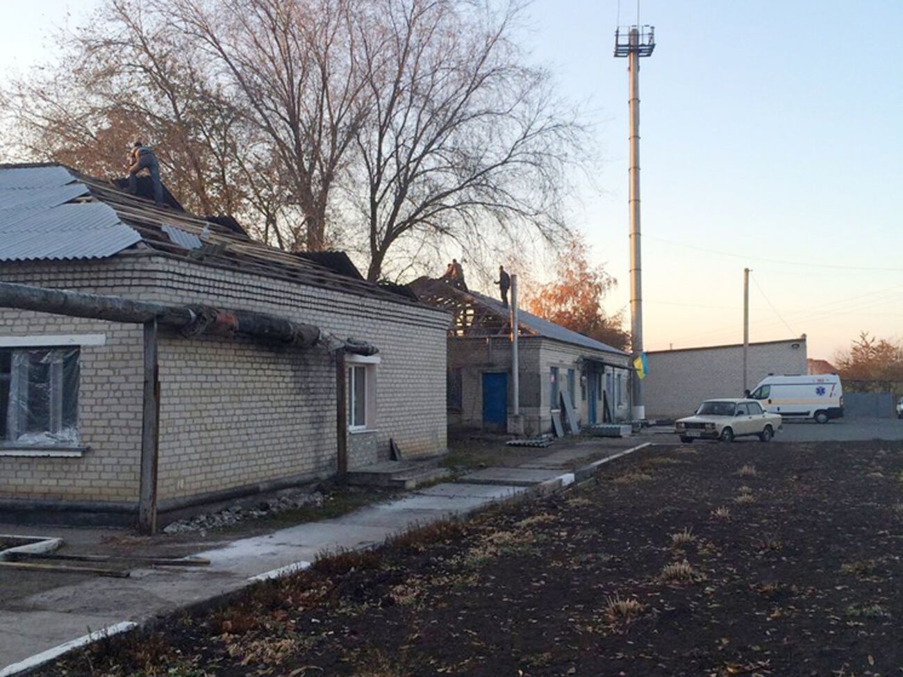 Поврежденные здания в Сватово