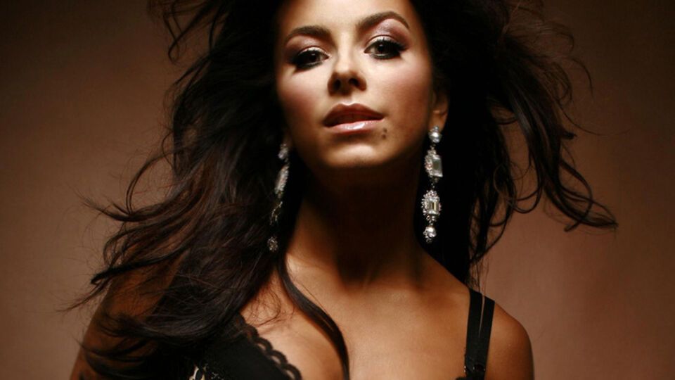 Ани Лорак --- маме: Пусть музыка любви всегда звучит в твоем сердце, ведь это самый главный секрет молодости и красоты!