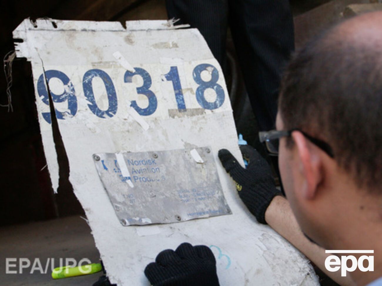 Порошенко предлагает Раде продлить допуск малайзийских экспертов к месту авиакатастрофы