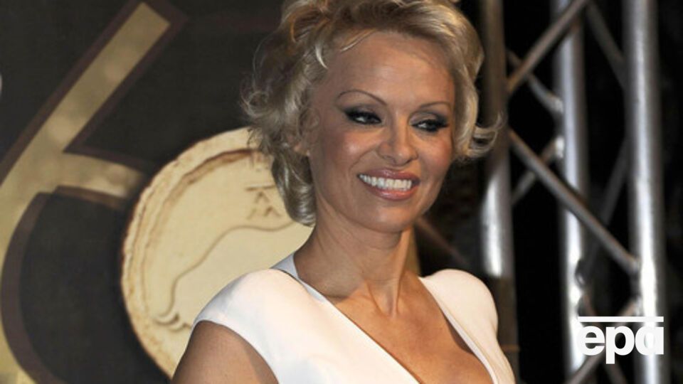 Андерсон: Я молюсь за тех, кто живет с вирусом гепатита С и пока не может позволить себе лечение