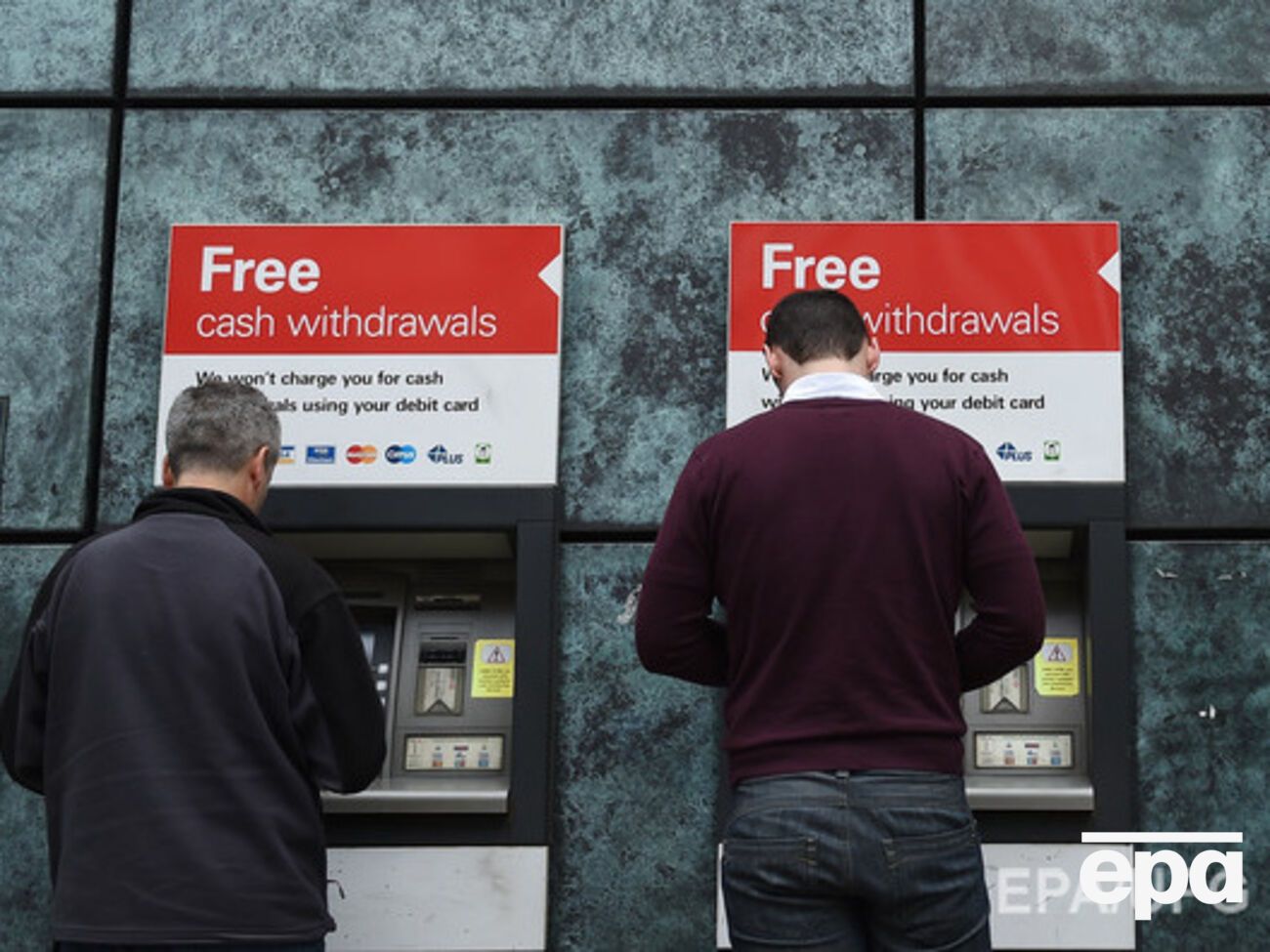 Украинцы все реже снимают наличные деньги в банкоматах