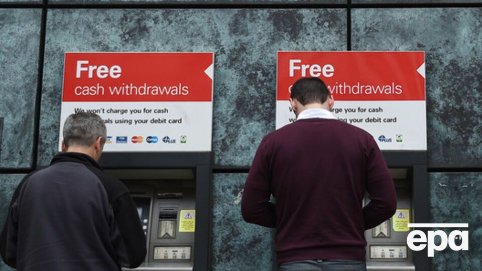 Украинцы все реже снимают наличные деньги в банкоматах