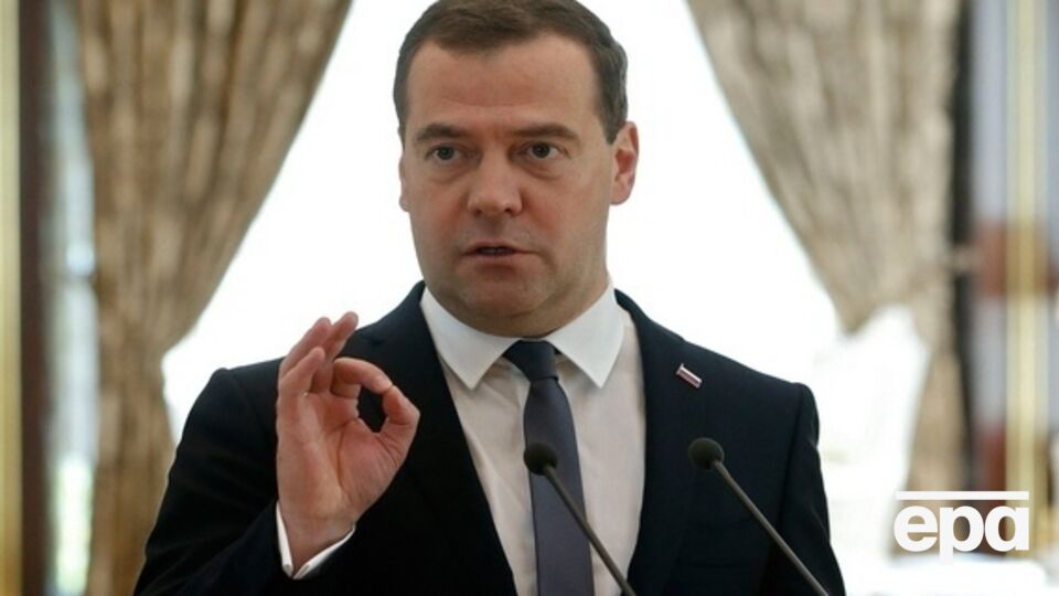 Медведев: Теракт рассматривается в качестве причины гибели А321