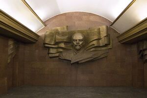 Вслед за памятниками и барельефами в Киеве снимают мемориальные доски, имеющие отношение к коммунизму