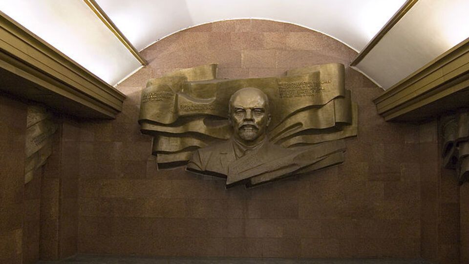 Вслед за памятниками и барельефами в Киеве снимают мемориальные доски, имеющие отношение к коммунизму