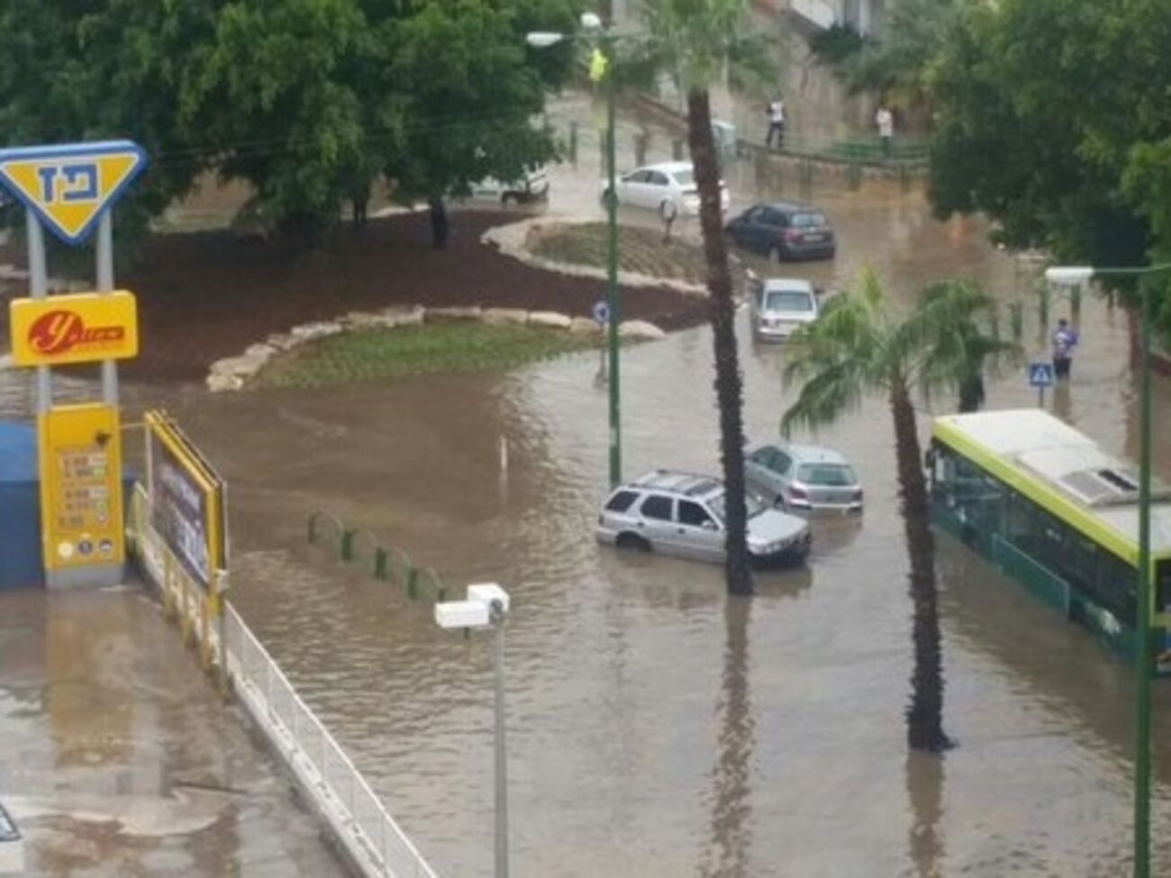 Из-за сильного ливня в Ашкелоне люди оказались в водной ловушке