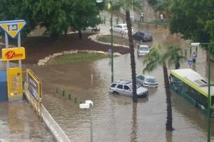 Из-за сильного ливня в Ашкелоне люди оказались в водной ловушке