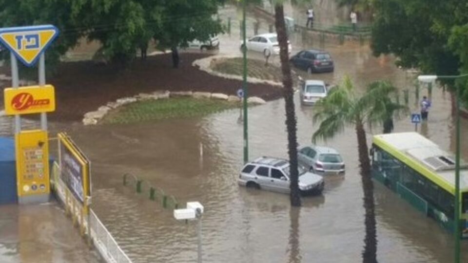 Из-за сильного ливня в Ашкелоне люди оказались в водной ловушке