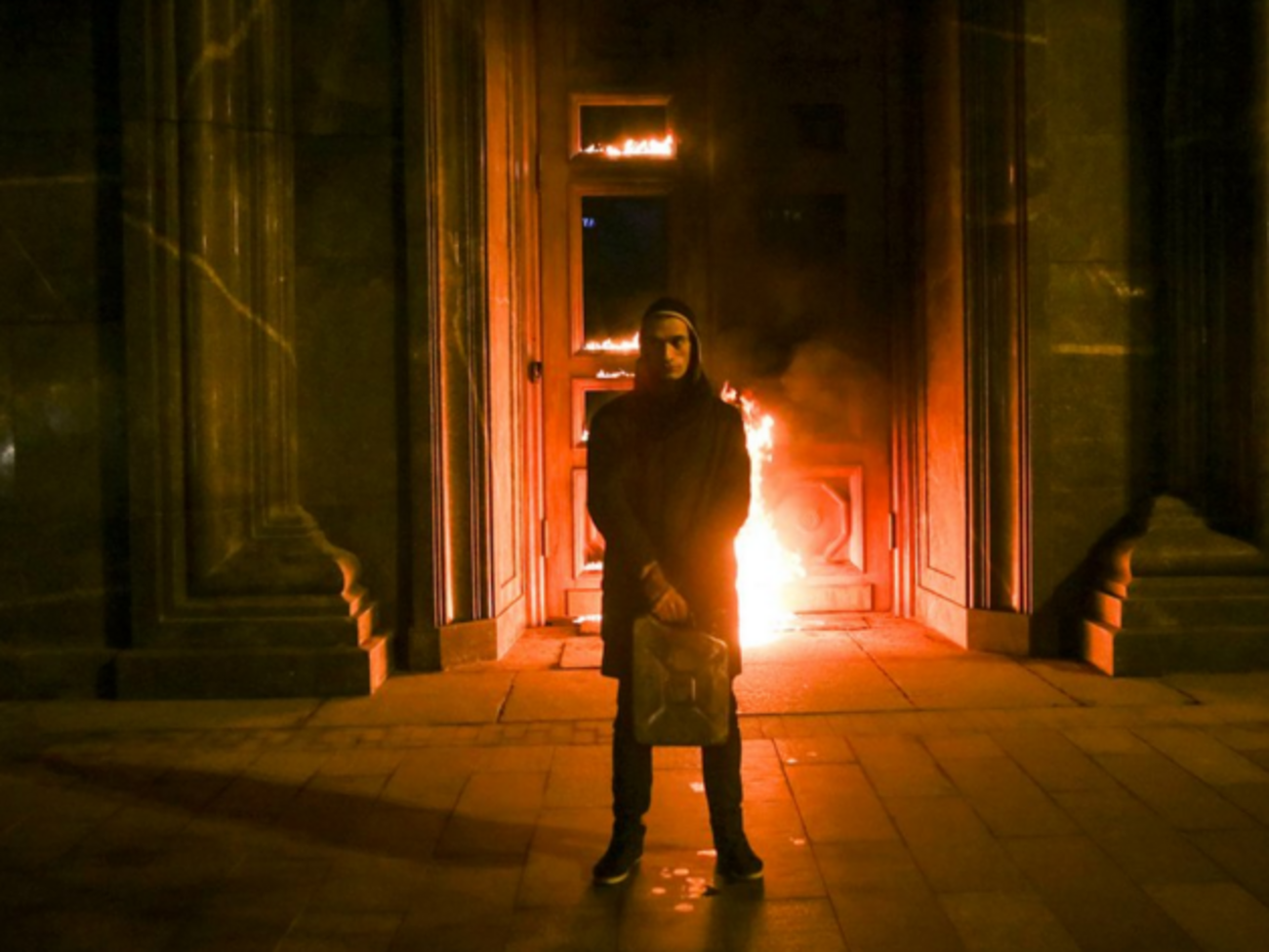 Питерский художник Павел Павленский поджег вход в здание столичного ФСБ