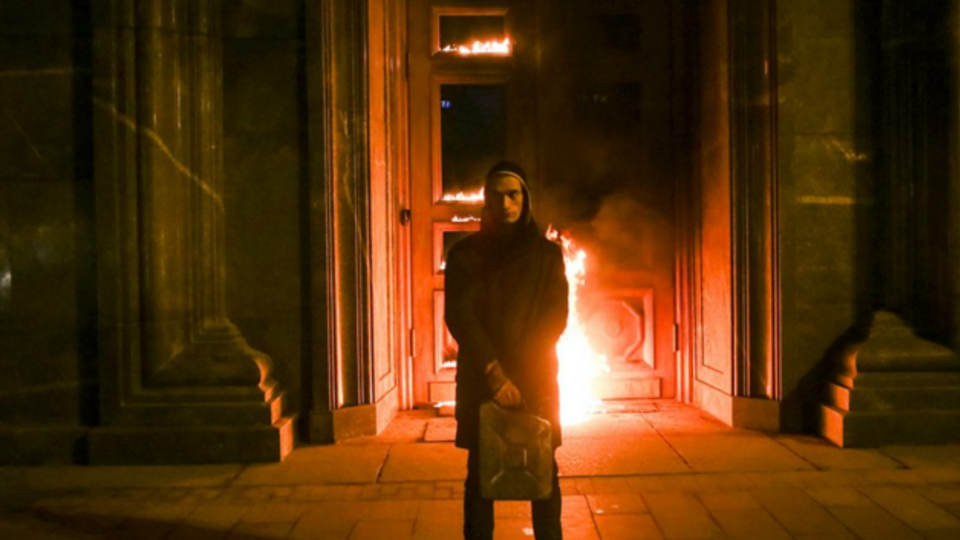Питерский художник Павел Павленский поджег вход в здание столичного ФСБ