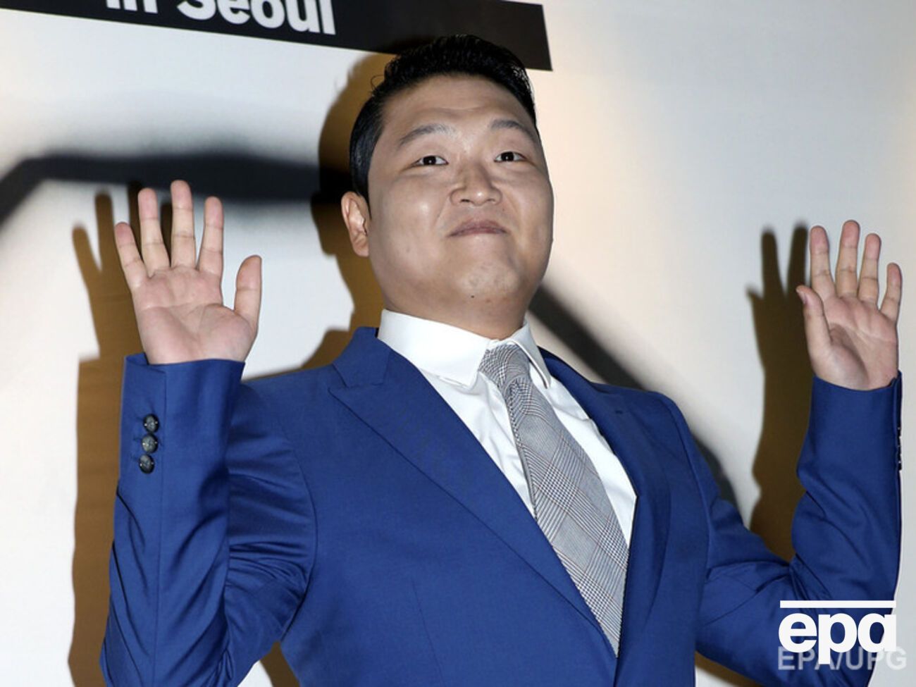 Psy исполнил несколько ролей в клипе