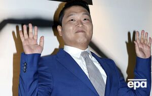 Psy исполнил несколько ролей в клипе