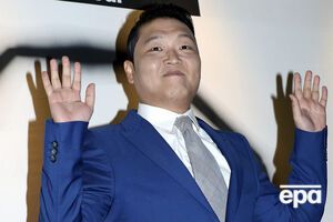 Psy исполнил несколько ролей в клипе