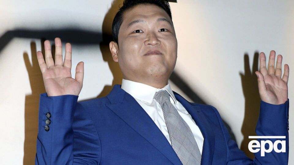 Psy исполнил несколько ролей в клипе