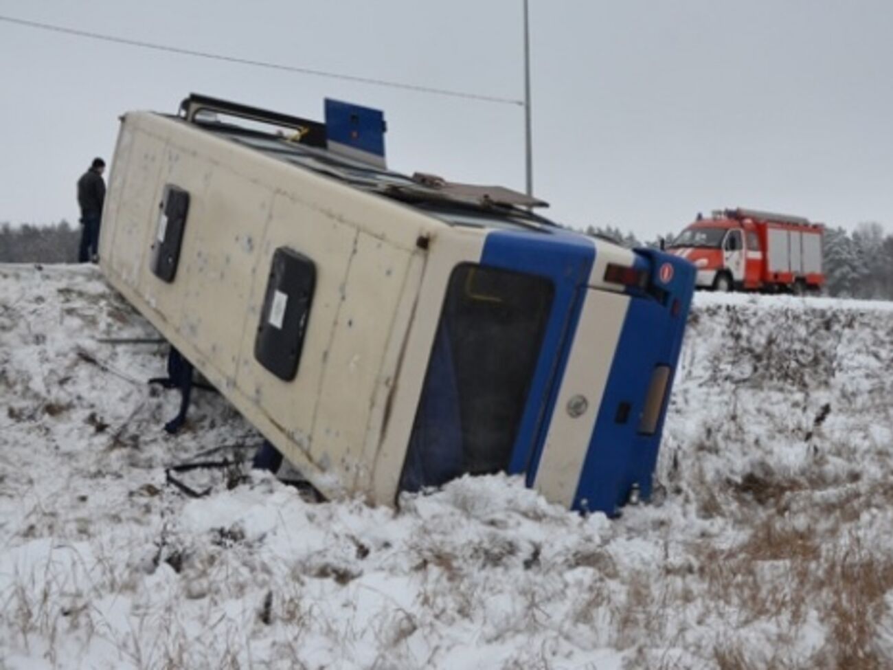 Автобус с 12 пассажирами перевернулся и упал в кювет