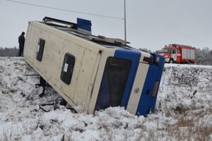 Автобус с 12 пассажирами перевернулся и упал в кювет