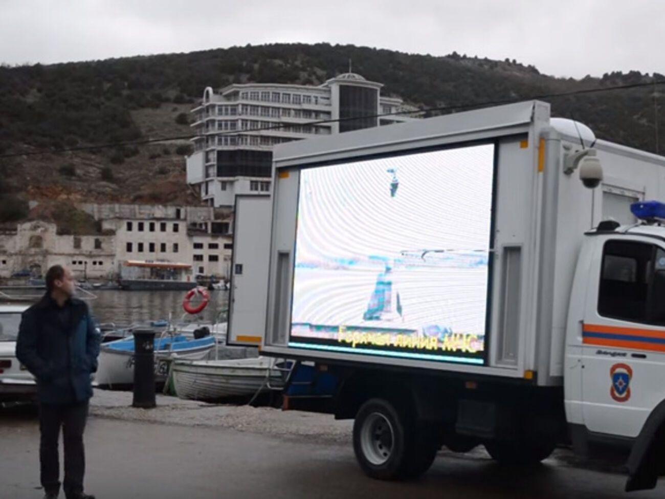 В Крым доставили передвижные телевизоры для оповещения населения