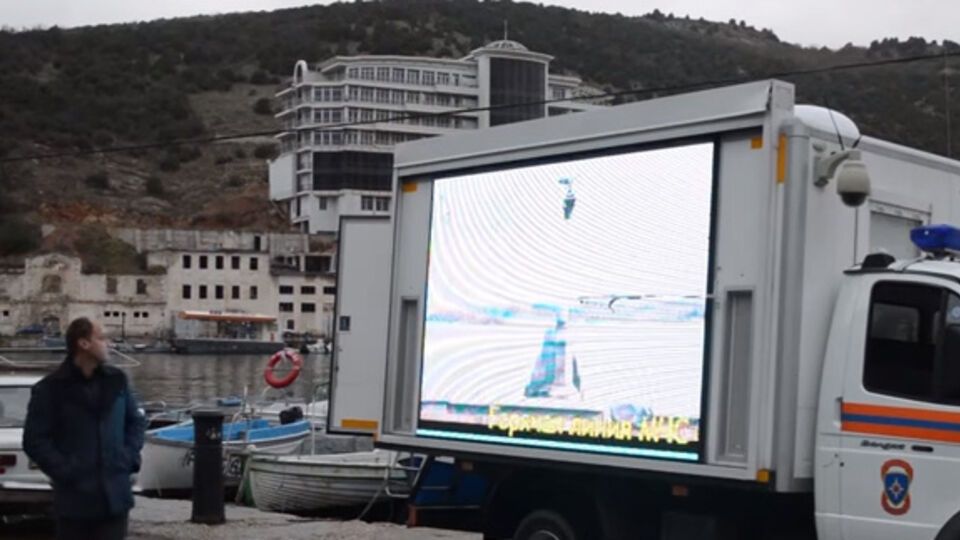 В Крым доставили передвижные телевизоры для оповещения населения