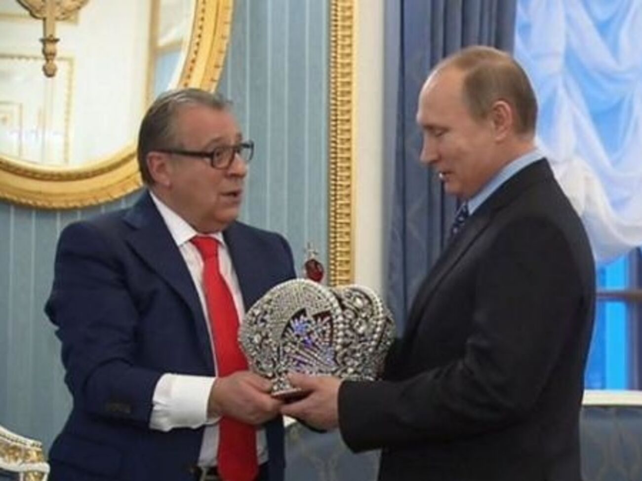 Хазанов подарил Путину корону