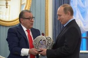 Хазанов подарил Путину корону