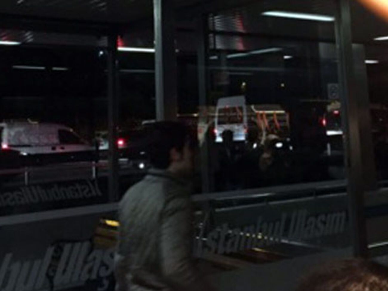 К станции "Байрампаша" съезжаются машины скорой помощи