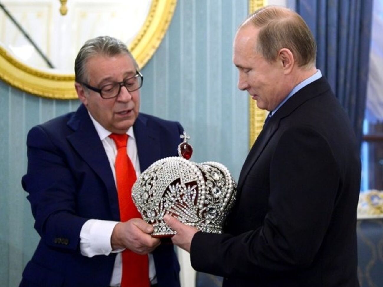 В свой день рождения Хазанов вручил Путину корону